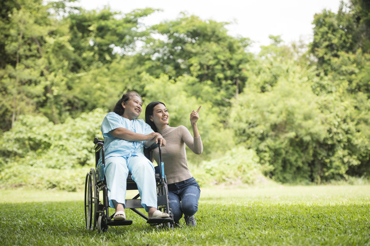 Komu przysługuje refundacja NFZ wózka inwalidzkiego?