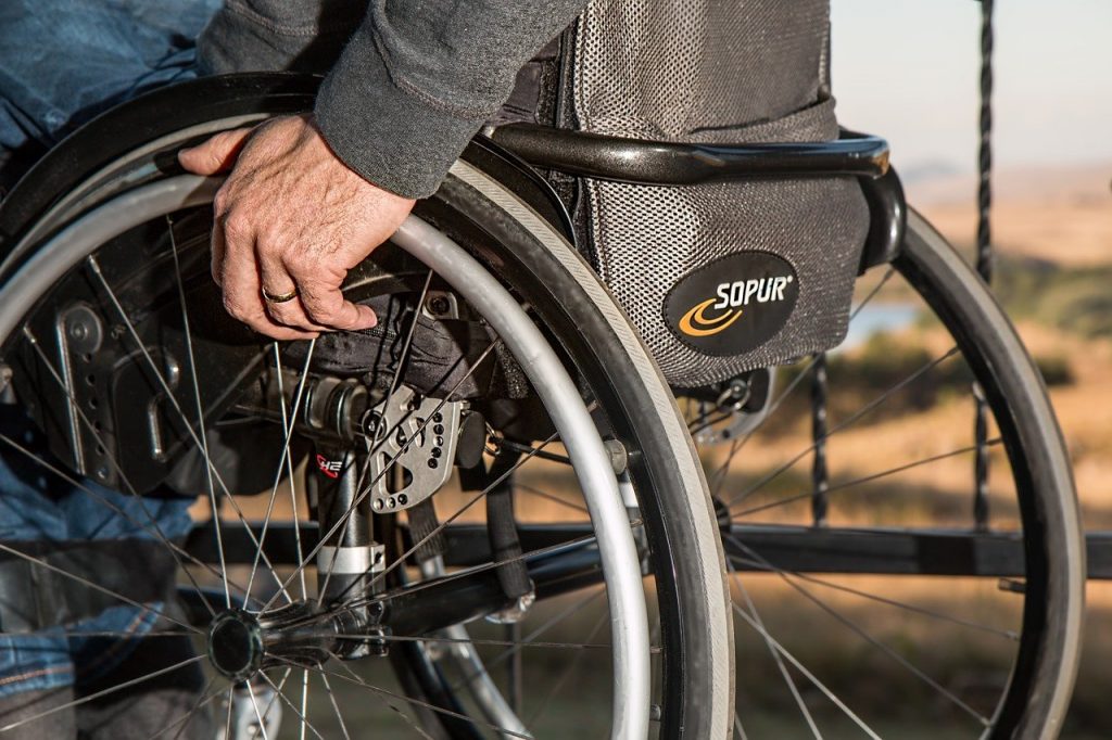 mężczyzna na wózku inwalidzkim