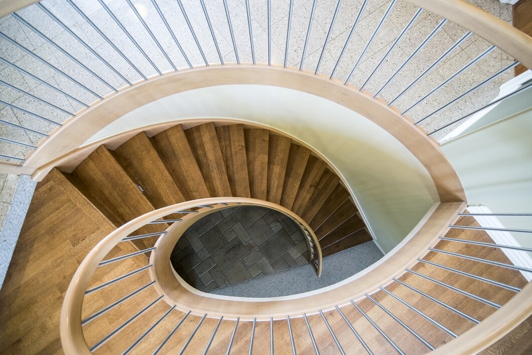 Jak wybrać idealne schody do domu – przewodnik po materiałach i konfiguracjach?