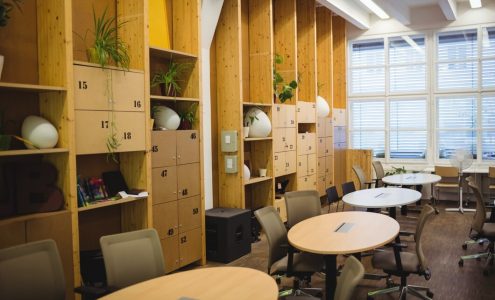 Jak dobrze zorganizować przestrzeń biurową dzięki funkcjonalnym rozwiązaniom?