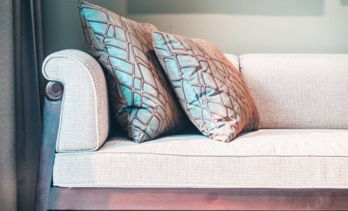Jak dobierać poszewki na poduszki do stylu wnętrza?