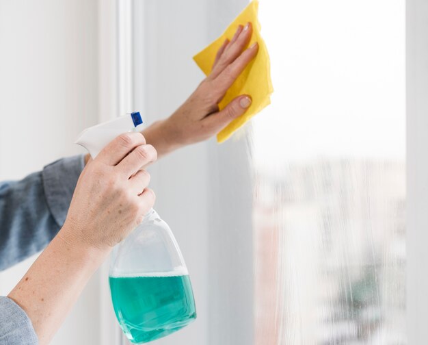 Specjalistyczne metody czyszczenia trudno dostępnych okien