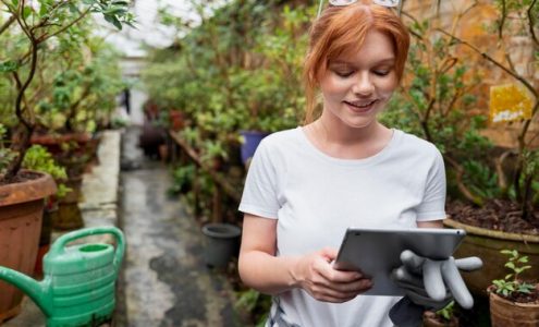 Jak technologie internetowe mogą pomóc w pielęgnacji ogrodu?