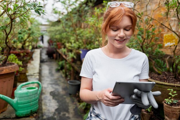 Jak technologie internetowe mogą pomóc w pielęgnacji ogrodu?